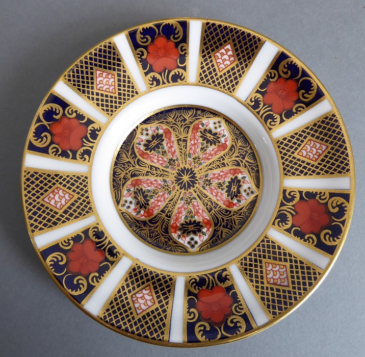 A selection of fine Royal Crown Derby porcelain; each hand-gilded and decorated in the Imari palette - Image 17 of 21