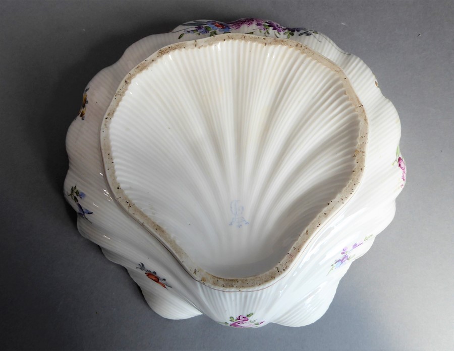 A selection of ceramics to include a shell-shaped bowl hand-decorated with floral sprays, Dresden - Image 25 of 33