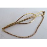 A 9 carat yellow gold tie-pin and chain (7cm, approx. 4.43g)
