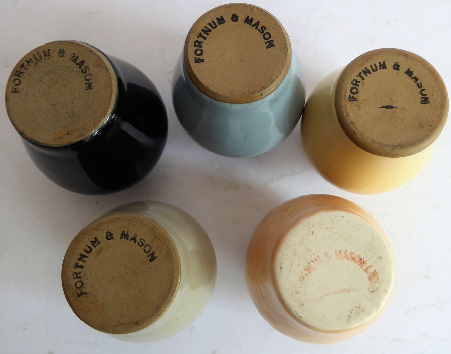 A selection of Fortnum & Mason miniature ceramic honey jars (boxed and loose) - Image 10 of 10