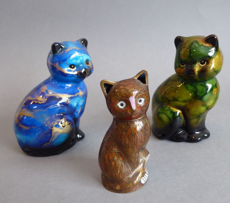 Sixteen ceramic cat models to include three blue-and-white Rye Pottery examples, one by Beswick and - Image 13 of 17