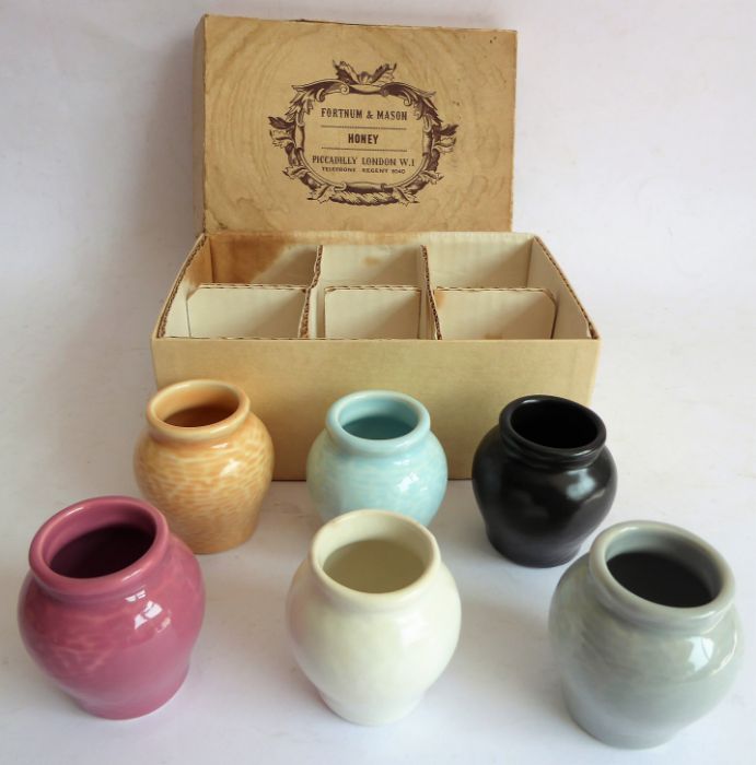 A selection of Fortnum & Mason miniature ceramic honey jars (boxed and loose) - Image 8 of 10