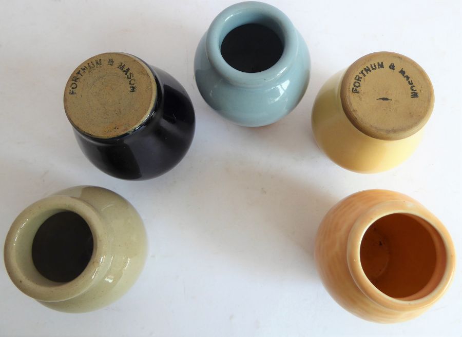 A selection of Fortnum & Mason miniature ceramic honey jars (boxed and loose) - Image 9 of 10