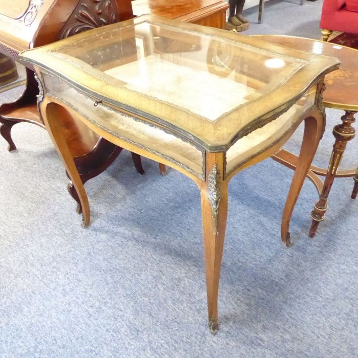 A good 19th century walnut and gilt-metal-mounted serpentine-sided bijouterie cabinet in Louis XV - Image 2 of 9