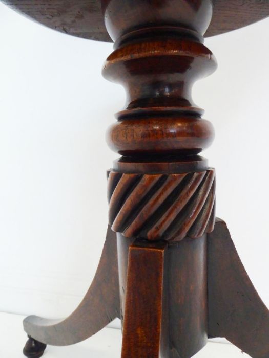 A late 18th / early 19th century circular oak-topped drinking-table; the slightly dished top above a - Image 6 of 6