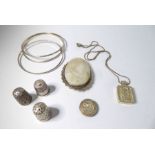 An assortment to include: a .925 silver pendant and chain commemorating the 1977 Silver Jubilee of