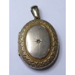 An engraved oval gold photo locket (10.7g)