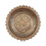 PETIT PLAT MAMELOUK DU XVIE SIÈCLE creux et polylobé en cuivre gravé, décoré de larges réserves