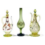 DEUX VERSEUSES COUVERTES EN VERRE DE BOHÊME en verre vert taillé et peint, décoré de fleurettes,