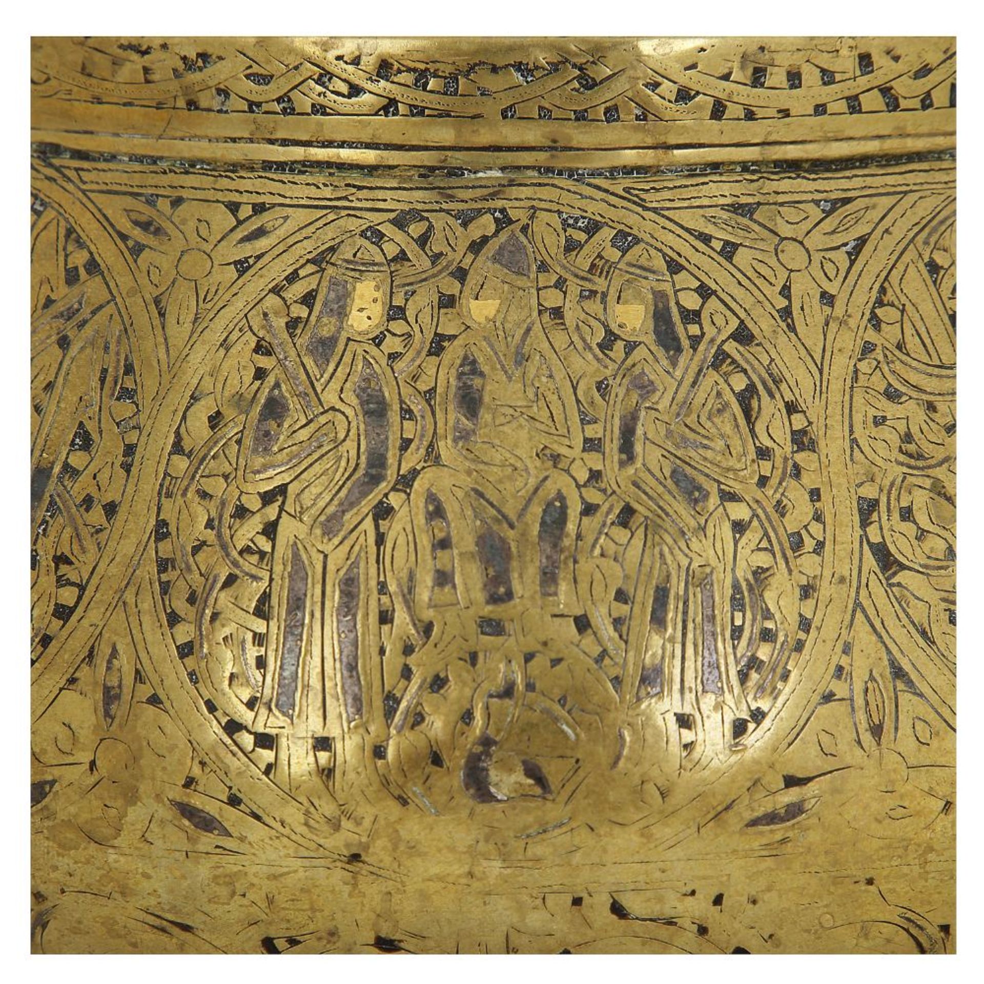 BASSIN "TÂS" IRANIEN DU XIVE SIÈCLE à panse renflée et col court et droit en alliage cuivreux à - Bild 2 aus 3