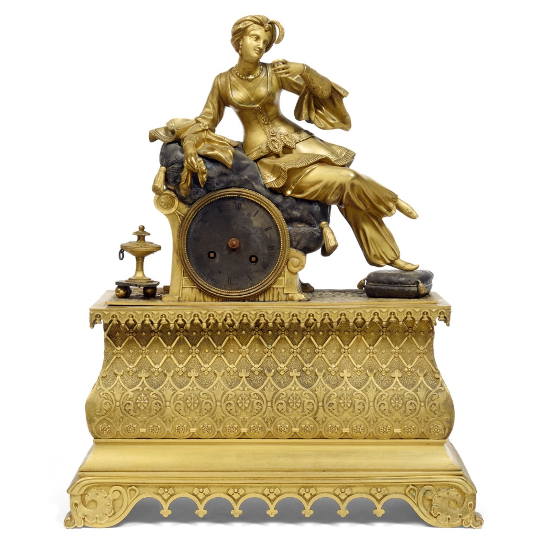 PENDULE "À LA SULTANE" en bronze doré, représentant une jeune femme assise, l'avant-bras appuyé - Bild 2 aus 2