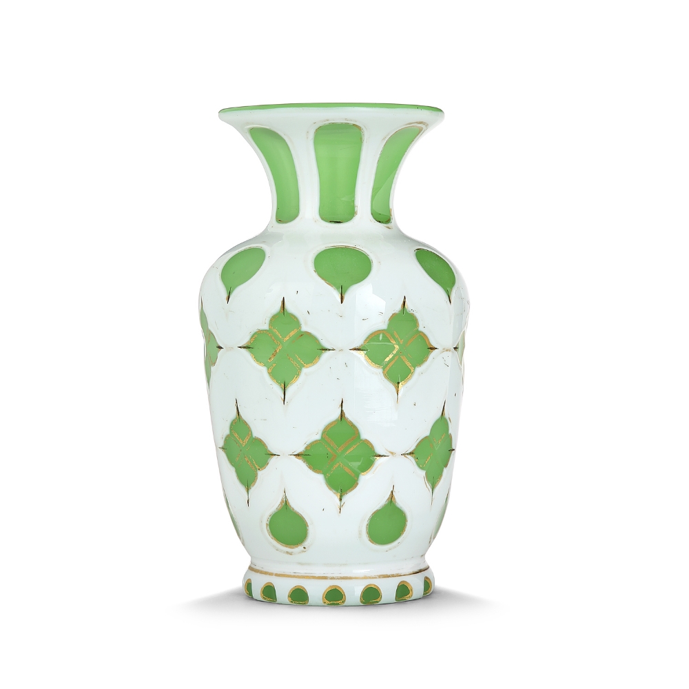 VASE "OVERLAY" de forme balustre en opaline verte doublée d'émail blanc taillé à décor découpé de