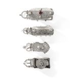 SUITE DE QUATRE BOUCLES DE CEINTURE MAROCAINES en argent ciselé l'une décorée d'un cabochon de verre