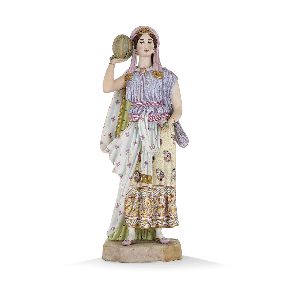 RARE STATUETTE en biscuit polychrome et dorée représentant une jeune femme des îles grecques