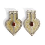 DEUX PENDENTIFS TURKMÈNES en argent en forme de cœur, à décor de rinceaux dorés et sertis d'un