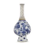 VASE BOUTEILLE POUR LE MARCHÉ OTTOMAN en porcelaine blanche et émaux bleu de cobalt sous couverte