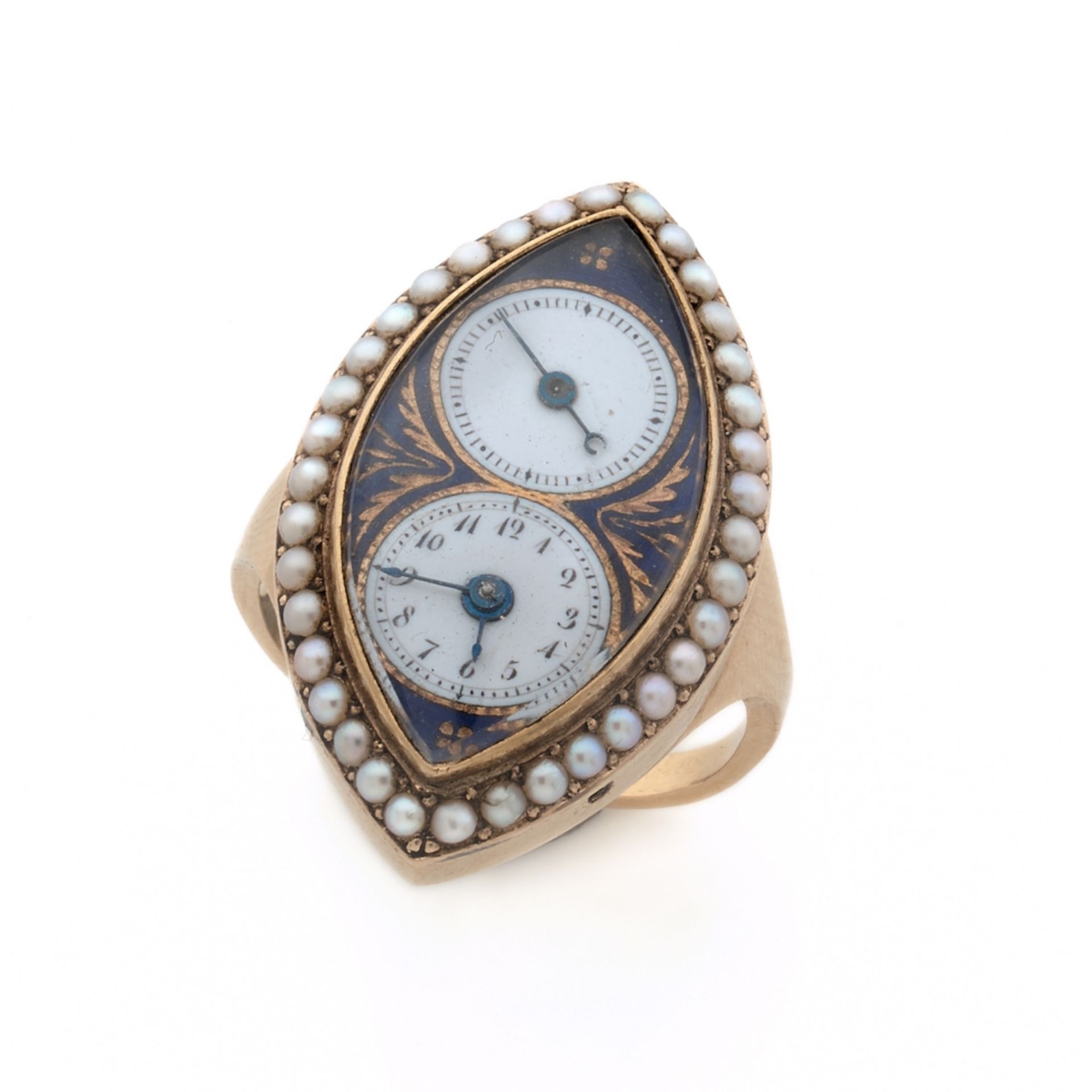 ANONYME Vers 1810., Bague montre en or jaune 14K, émail et perles., BOITIER : de forme navette - Image 3 of 4