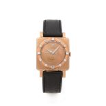 UNIVERSAL GENEVE Montre bracelet en or rose 18K et diamants sur cuir. BOîTIER : carré en or