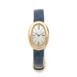 CARTIER BAIGNOIRE, ANNEES 60 Montre bracelet de dame en or jaune 18K sur cuir. BOÎTIER : ovale