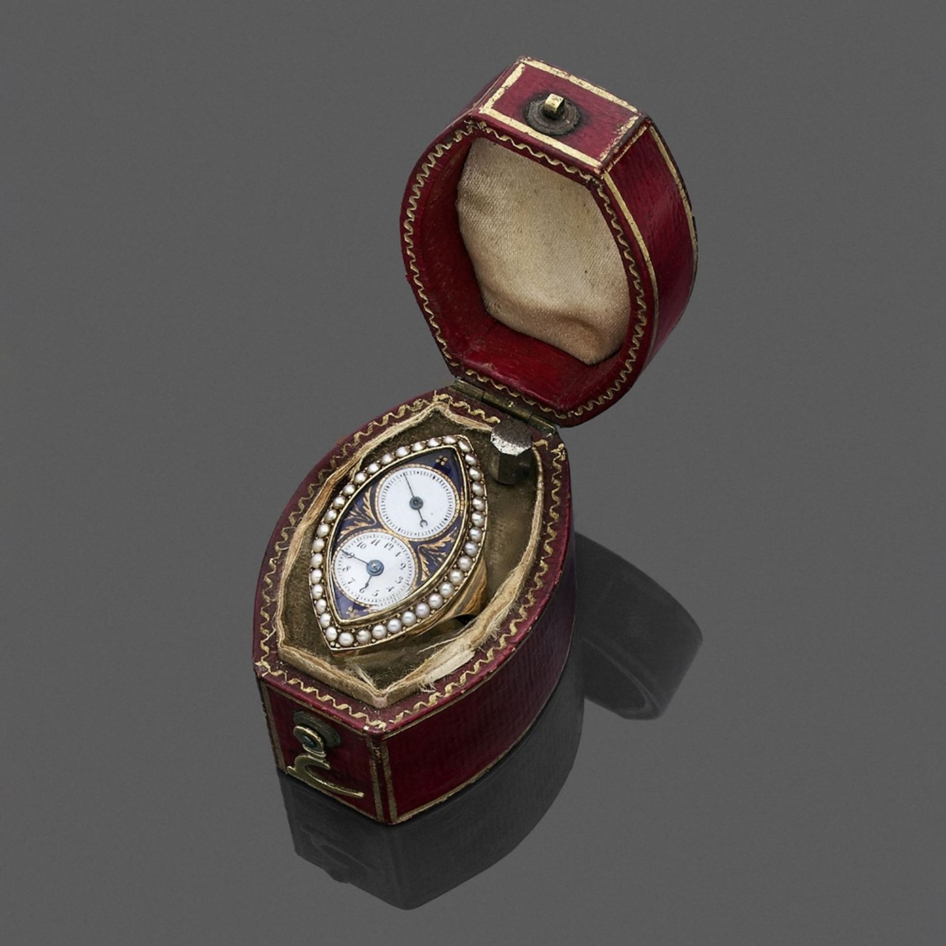ANONYME Vers 1810., Bague montre en or jaune 14K, émail et perles., BOITIER : de forme navette - Image 4 of 4