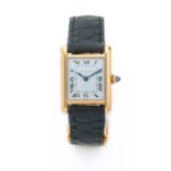 CARTIER TANK LOUIS CARTIER PM, VERS 1975 Montre bracelet en or jaune 18K sur cuir. BOÎTIER :