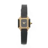 CORUM Petite montre bracelet de dame en or jaune 18K, onyx et diamants sur cuir. BOITIER :
