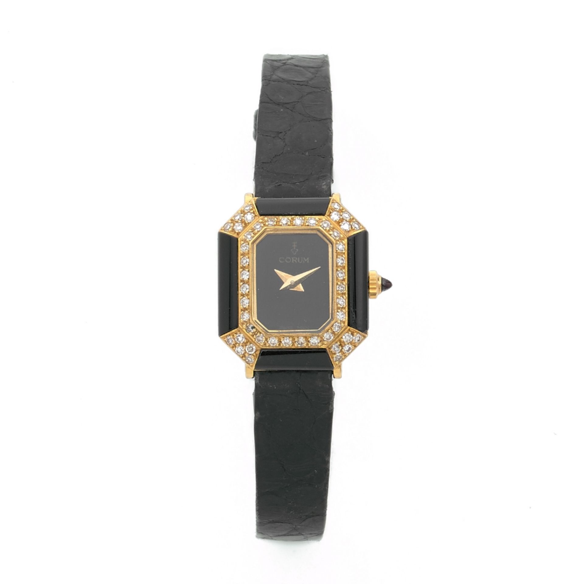 CORUM Petite montre bracelet de dame en or jaune 18K, onyx et diamants sur cuir. BOITIER :