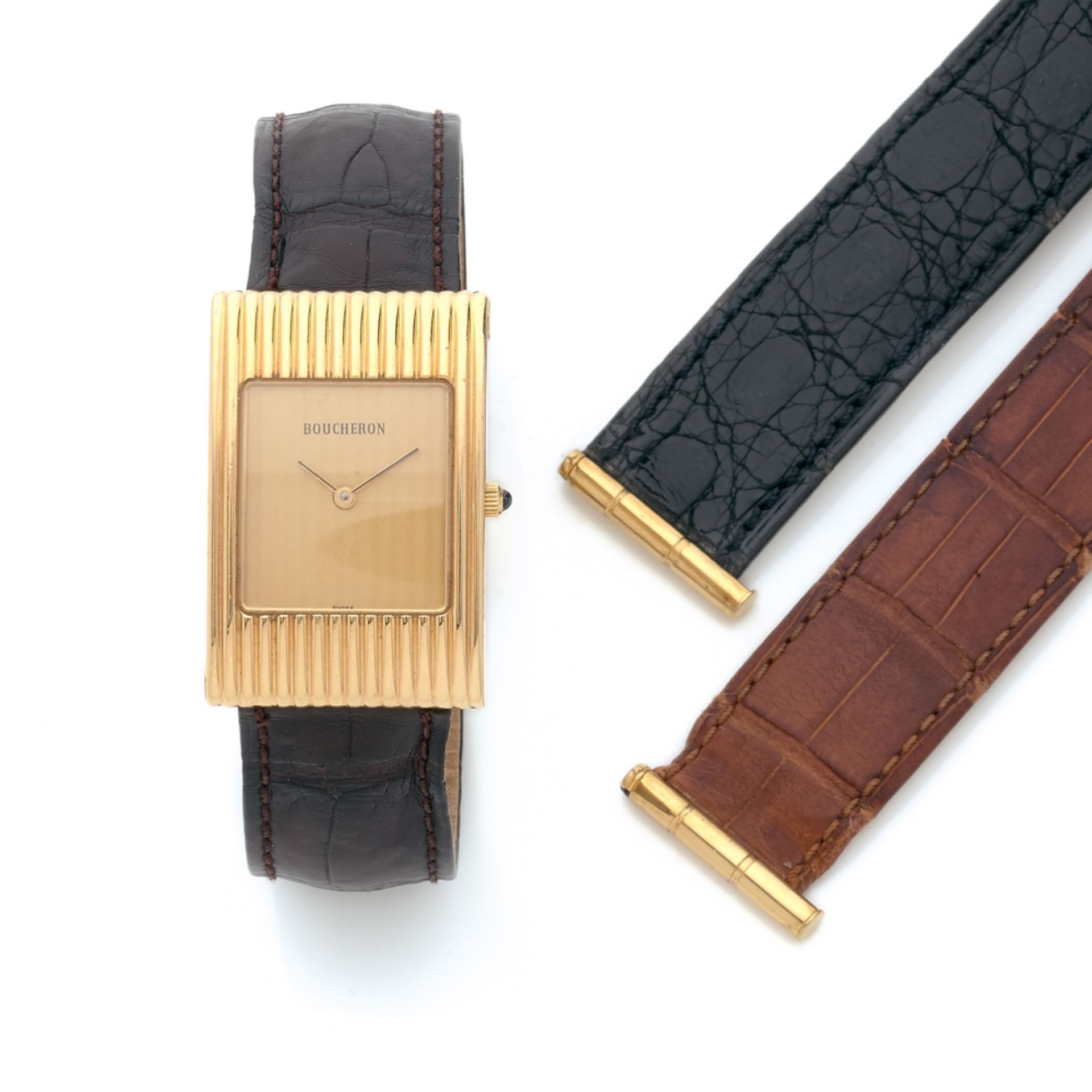 BOUCHERON REFLET GM, Montre bracelet en or jaune 18k sur cuir. BOÎTIER : rectangulaire strié à