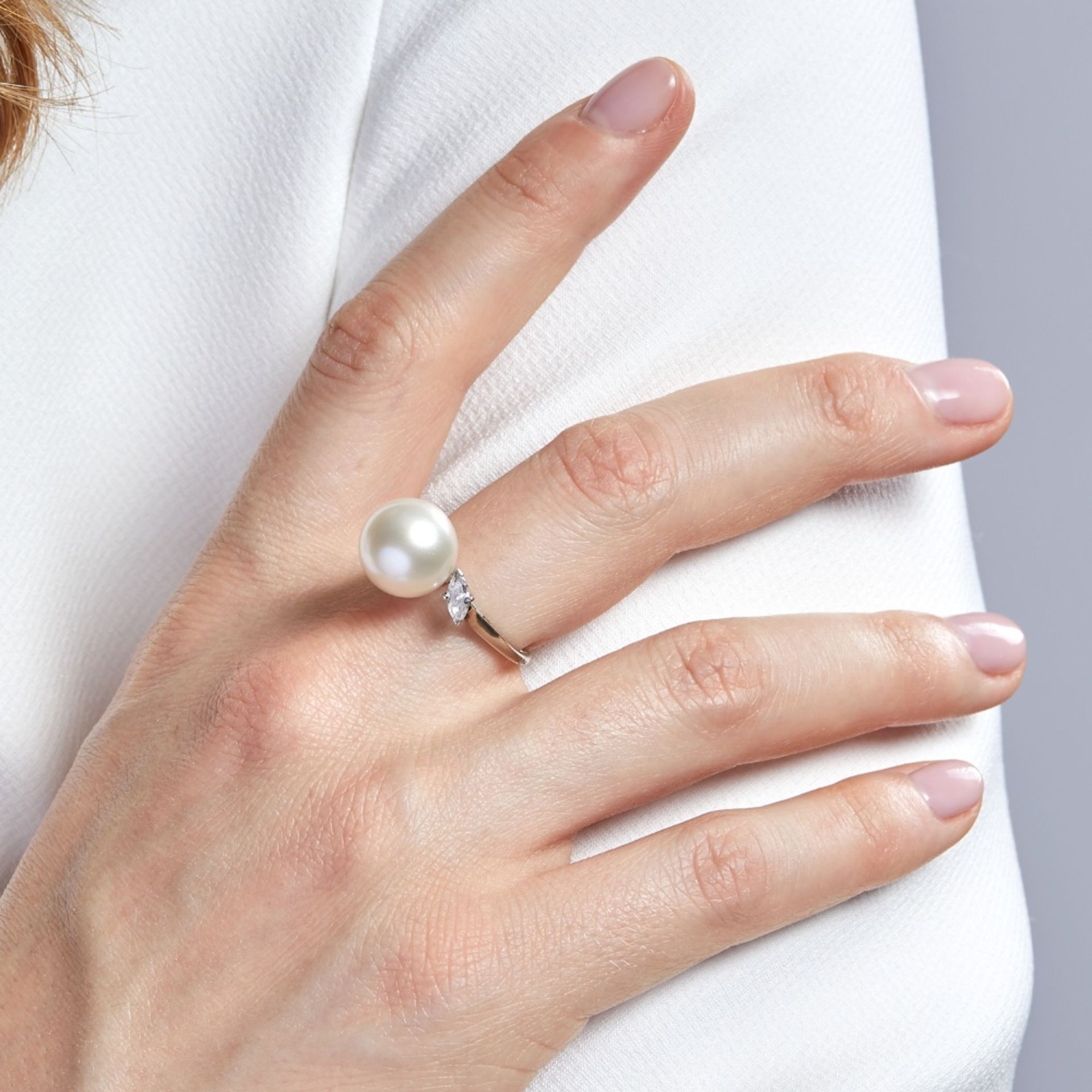 TRAVAIL FRANÇAIS BAGUE PERLE DE CULTURE DES MERS DU SUD, Elle porte une perle de culture des Mers du