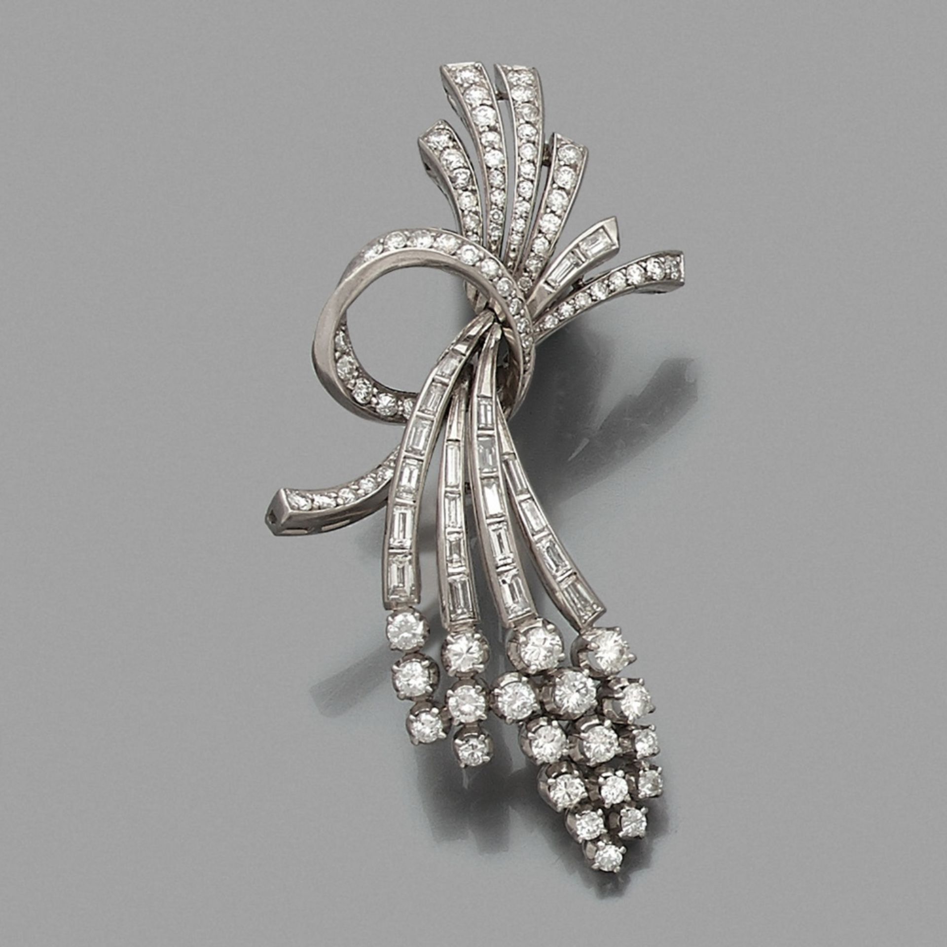 ANNÉES 1950 BROCHE BOUQUET DIAMANT, Elle est entièrement sertie de diamants taille brillant et