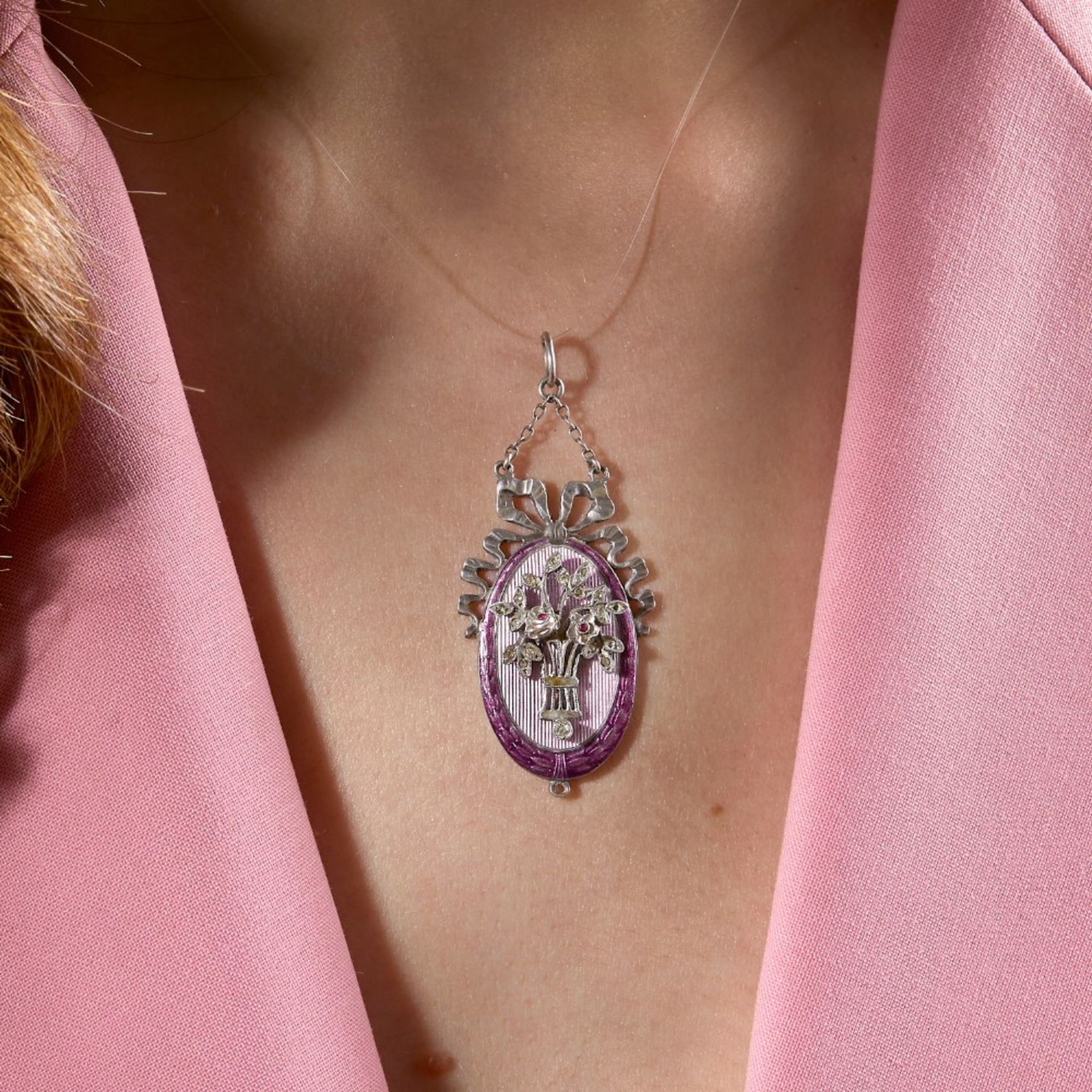 ANNÉES 1900 PENDENTIF EMAIL, Il est de forme ovale en argent émaillé violet. Décor en applique d'