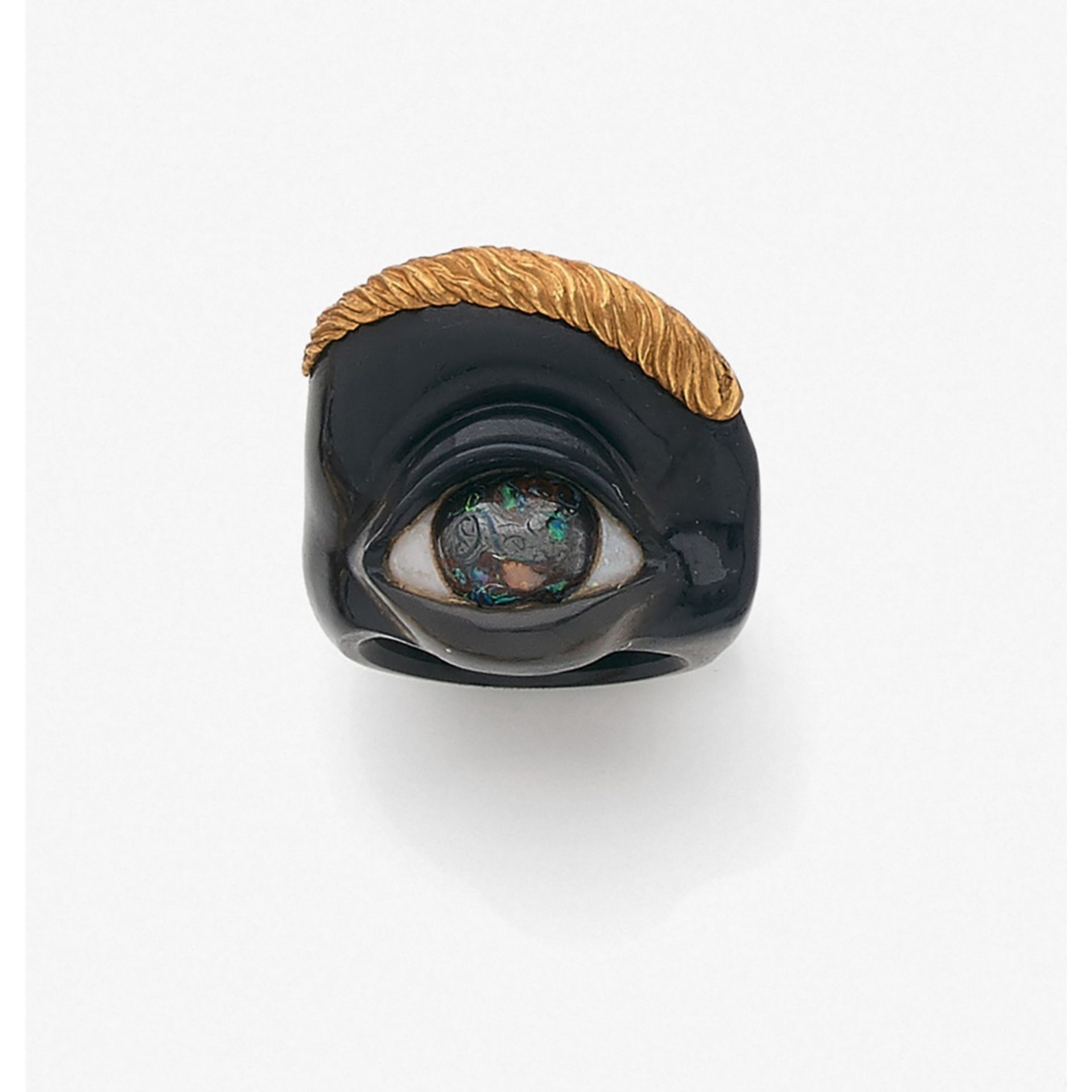 R. LEMOINE ANNÉES 1960 BAGUE "OEIL", Le corps en agate zonée grise sculptée est dominé par un oeil