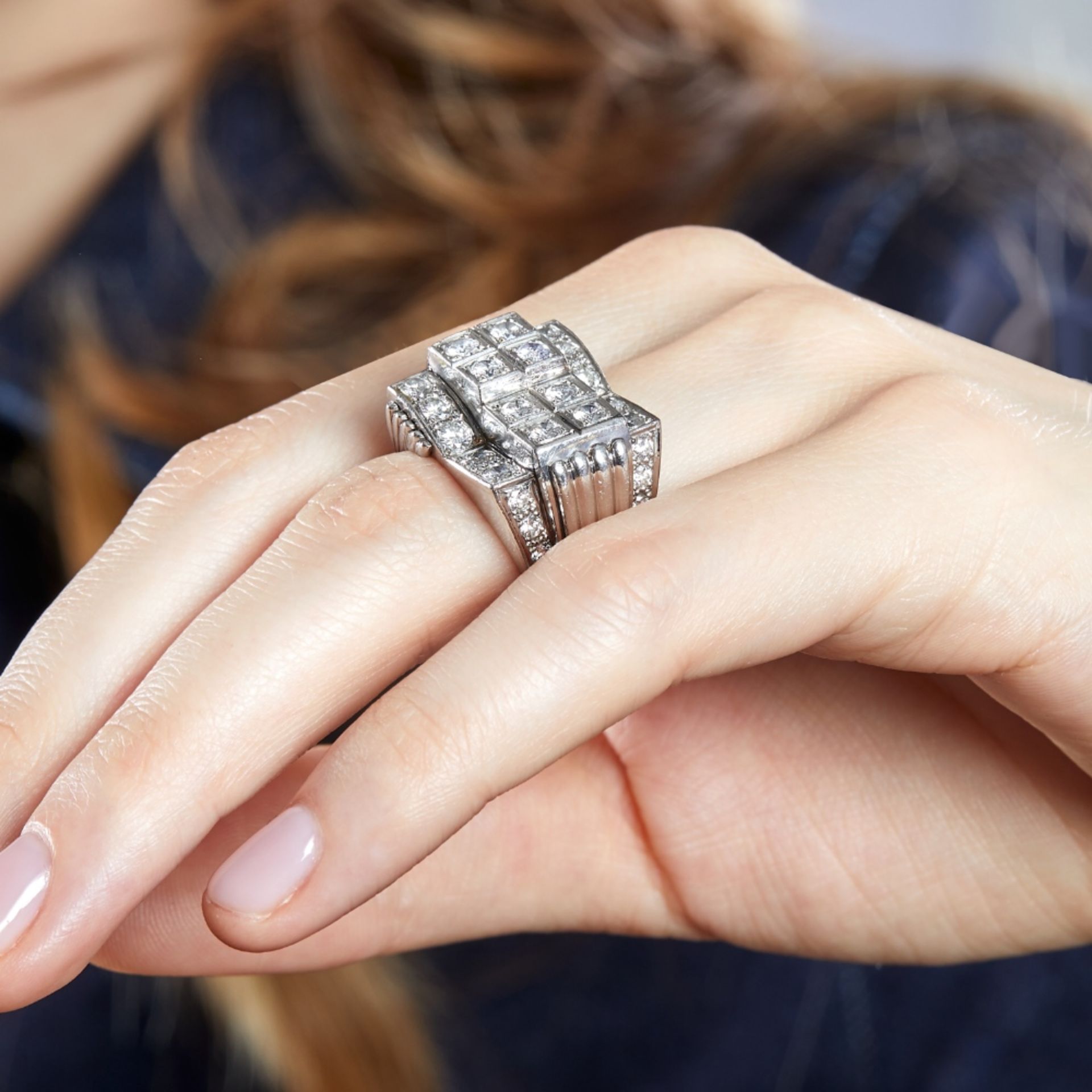 ANNÉES 1950 BAGUE CHEVALIÈRE DE DAME DIAMANTS, La bague architecturée est pavée de diamants taille