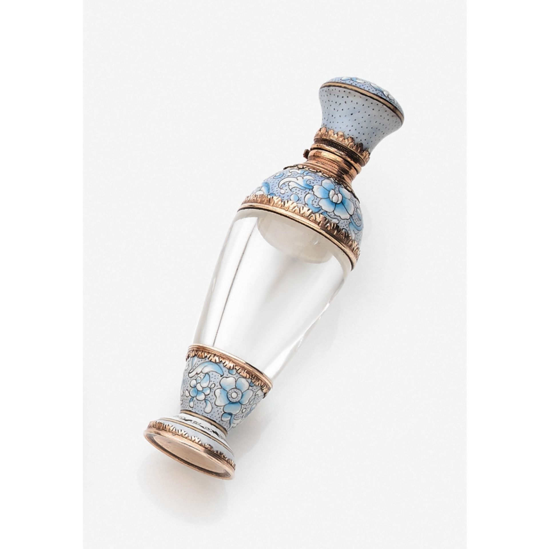 ANNÉES 1840-1860 FLACON À PARFUM ÉMAIL, Le flacon de forme balustre en cristal. Le piédouche et le