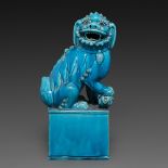 STATUETTE DE CHIEN DE FÔ en biscuit émaillé bleu turquoise, représenté assis sur un socle, la