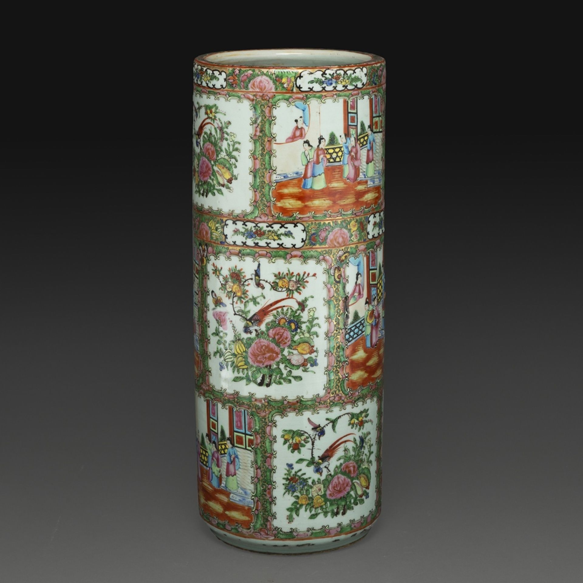 IMPORTANT VASE ROULEAU en porcelaine et émaux polychromes dans le style de la famille rose et - Image 2 of 2