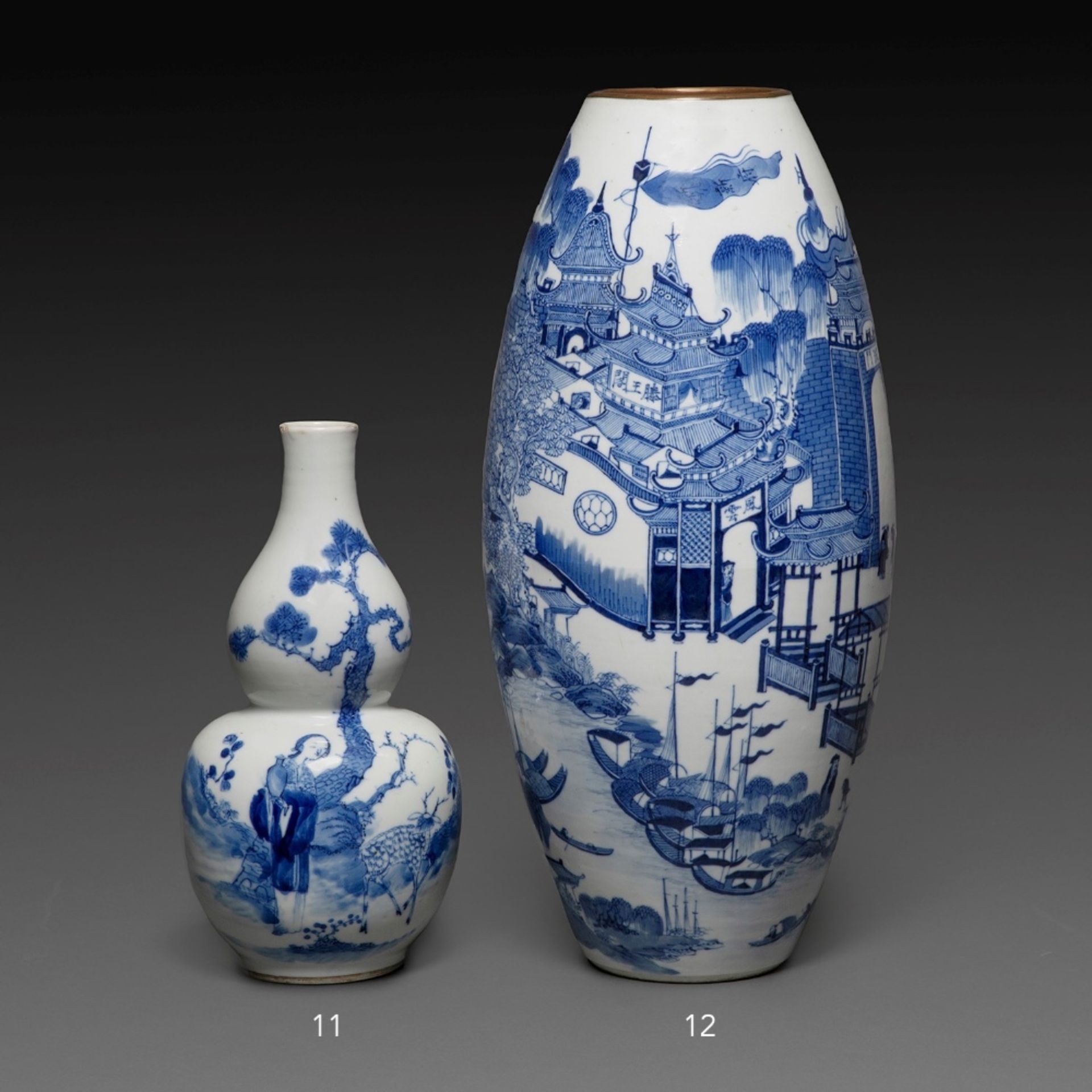 RARE VASE EN FORME D'OLIVE en porcelaine bleu blanc, la panse à décor déroulé d'un paysage