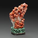 VASE en agate cornaline bicolore rouge et blanc, sculpté en forme d'un tronc d'arbre d'où émergent