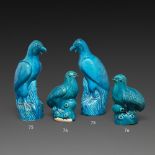 DEUX STATUETTES DE BULBULS DE CHINE en biscuit émaillé bleu turquoise, représentés assis sur un