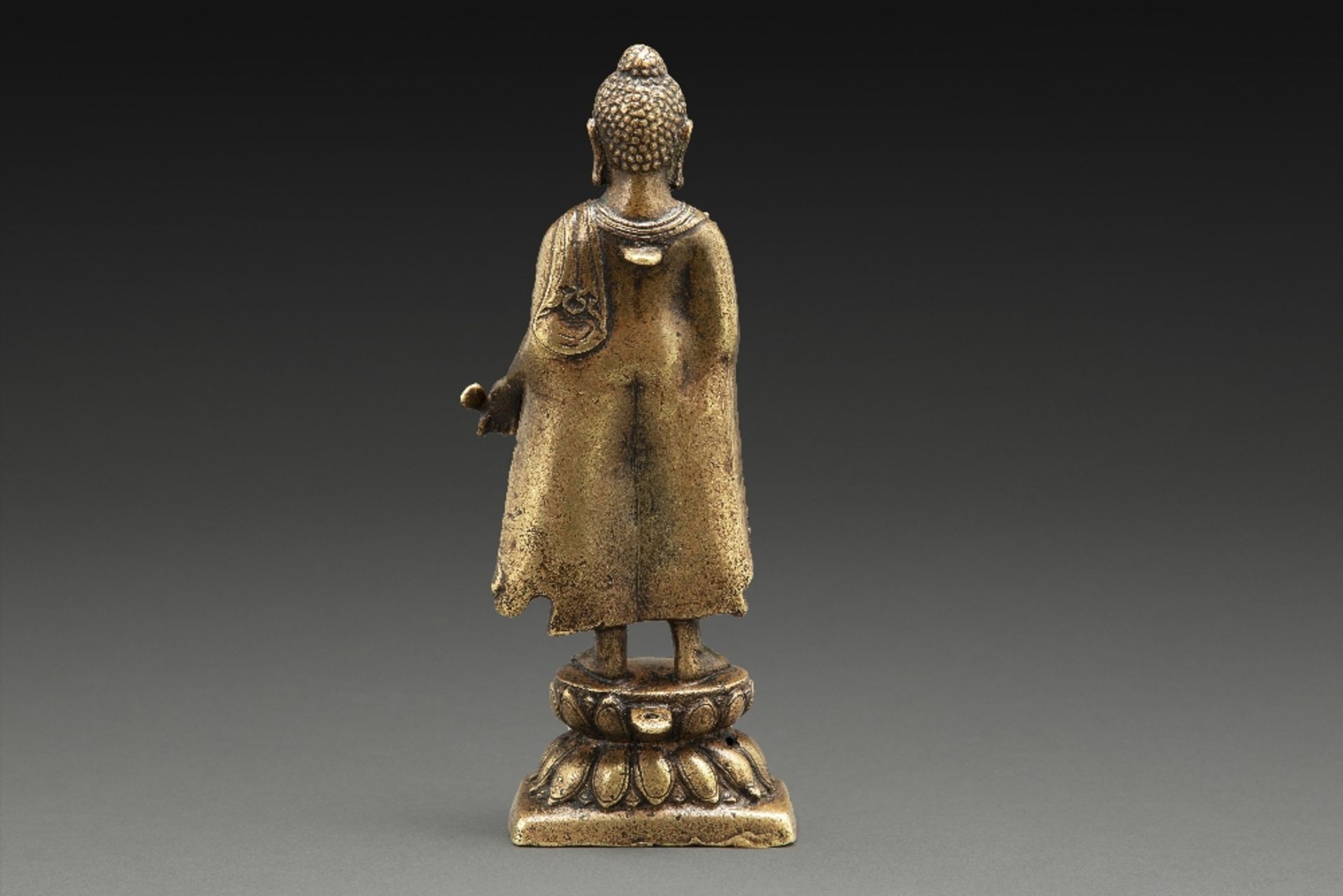 RARE STATUETTE en bronze, représentant le Bouddha Sakyamuni debout sur un lotus, faisant le geste de - Image 2 of 3