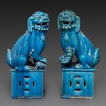 DEUX STATUETTES DE LIONS en biscuit émaillé bleu turquoise, représentés assis sur un socle ajouré de