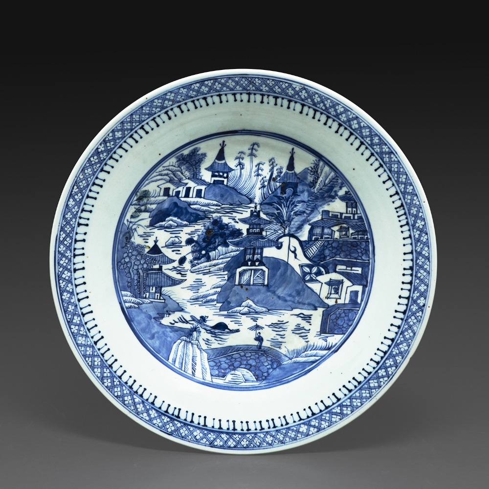 GRAND PLAT en porcelaine émaillée bleu sous couverte, à décor de paysage lacustre et pagode, animé