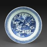 GRAND PLAT en porcelaine émaillée bleu sous couverte, à décor de paysage lacustre et pagode, animé