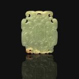 PENDENTIF en jade jaune légèrement veiné de rouille, à décor archaïsant de masques de taotie, avec