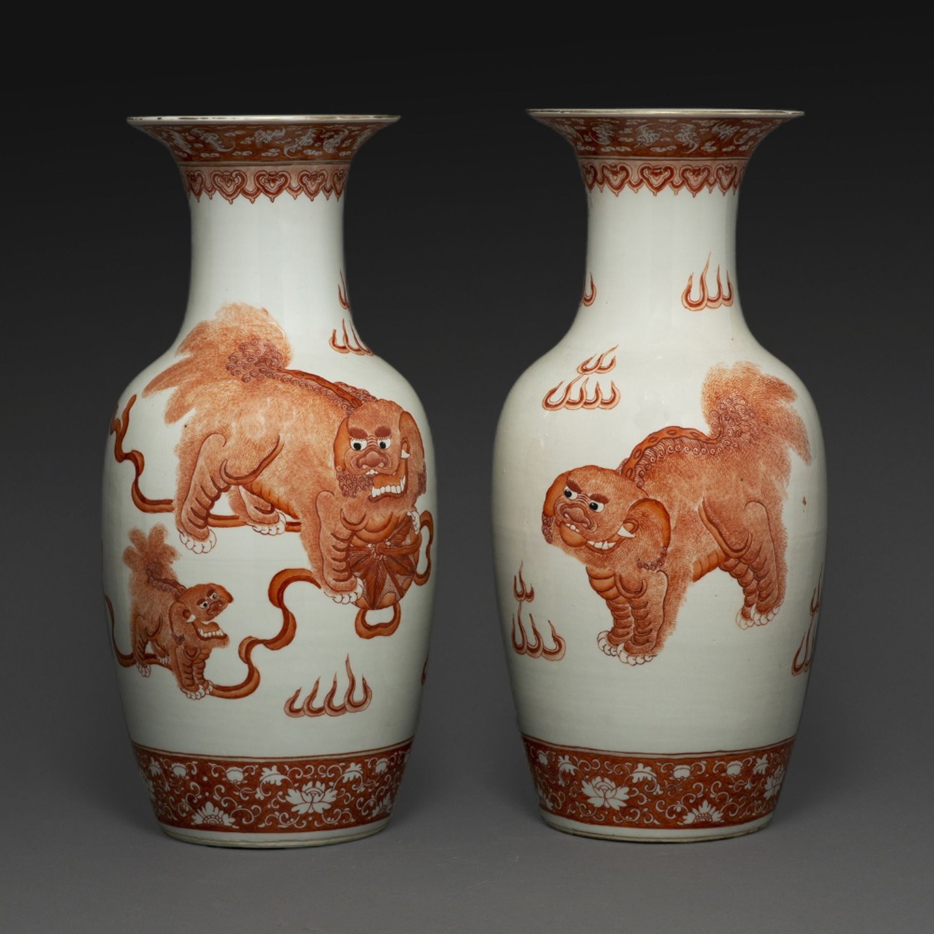 PAIRE DE VASES BALUSTRES en porcelaine et émaux rouge de fer, la paroi décorée d'un lion