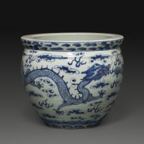 PETIT VASQUE en porcelaine, à décor en émaux bleu sous couverte, de dragons parmi des nuages. Viêt