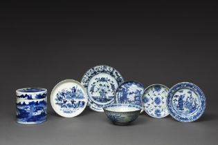 SUITE DE SEPT PIÈCES en porcelaine bleu blanc, comprenant un pot cylindrique couvert à décor de