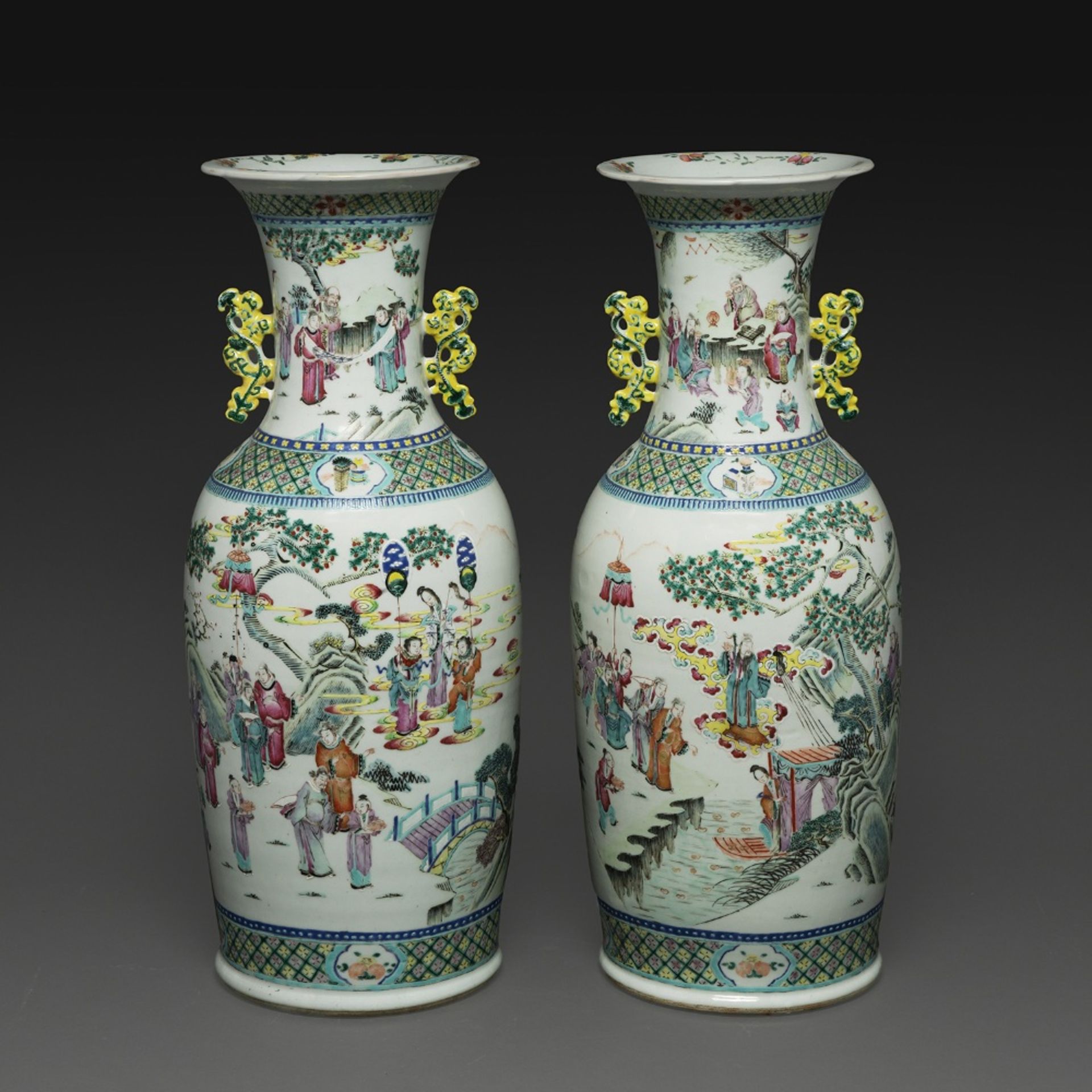 PAIRE DE GRANDS VASES GUANYIN À DEUX ANSES en porcelaine et émaux polychromes dans le style de la