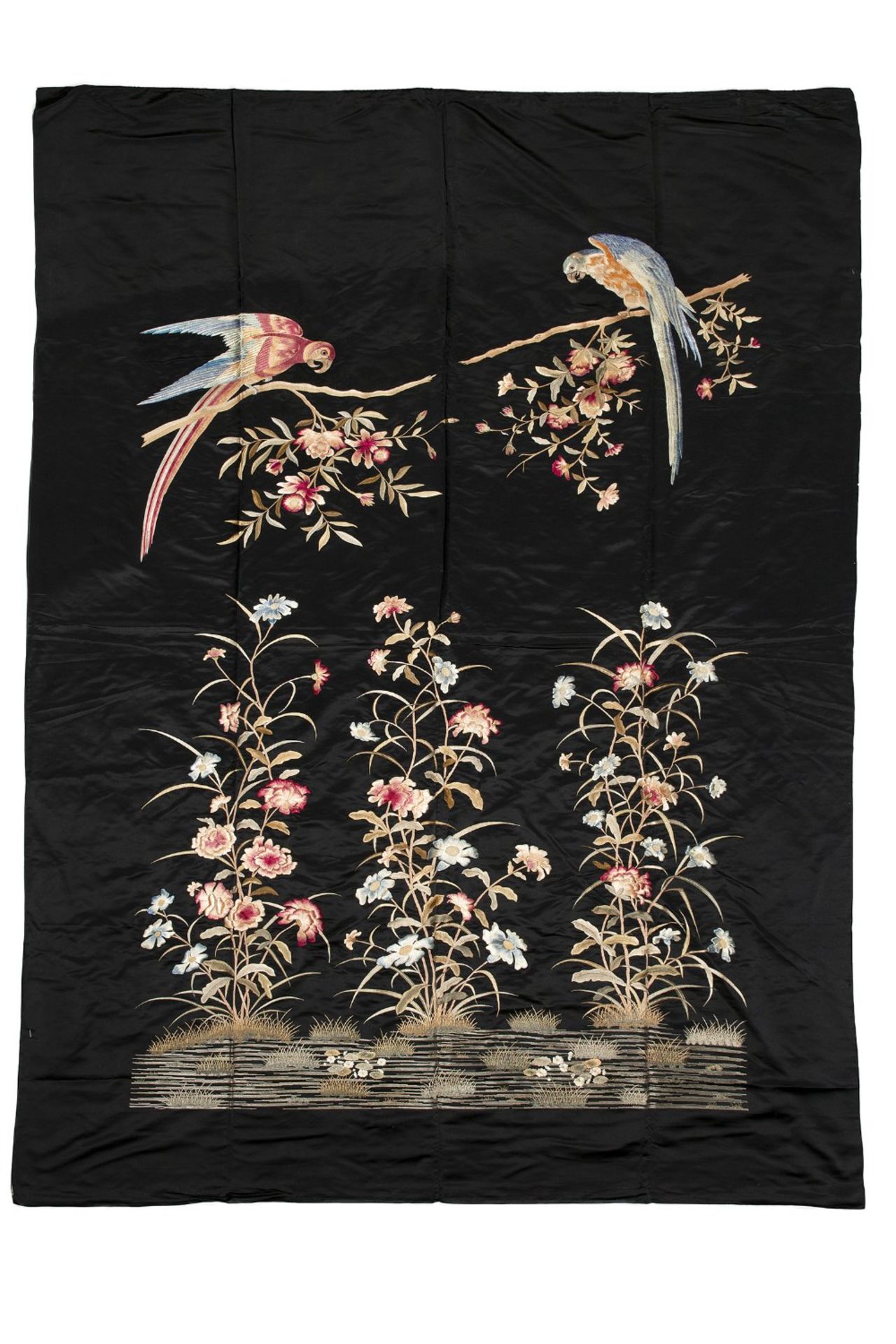 GRANDE TENTURE VERTICALE en soie noire, à décor, brodé aux fils polychromes, de deux perroquets