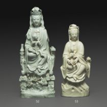 STATUETTE en porcelaine émaillée blanc dite "blanc de Chine", représentant la déesse Guanyin